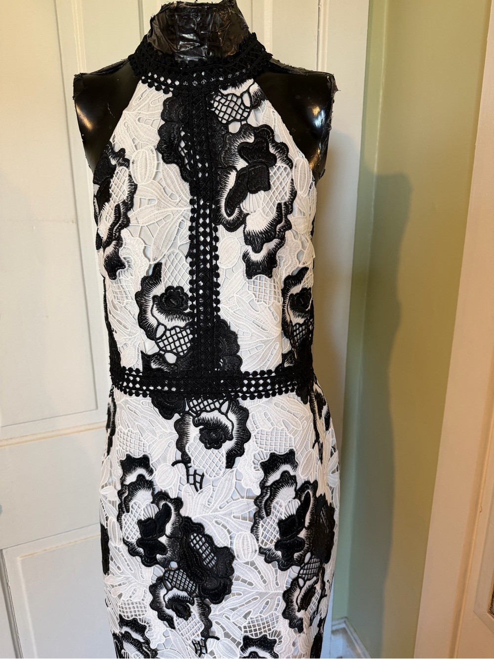 Alexia Admor Black & White Lace Halter Sheath Dress NWT Size 8 - Picture 3 of 10